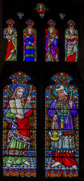 십계명을 든 모세와 대사제 아론_photo by Jules & Jenny_in the Cathedral of St Peter in Peterborough_England.jpg